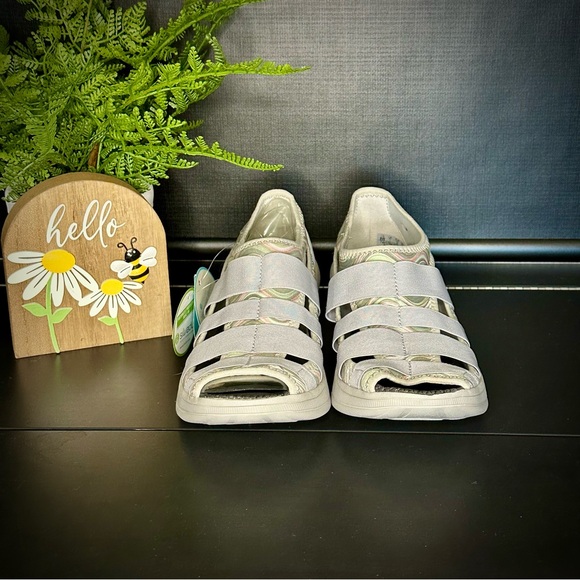 NWT Bzees Abstract Frill Loafer Flat Gray Slip On Breathable Strap Size 9W - Picture 4 of 13